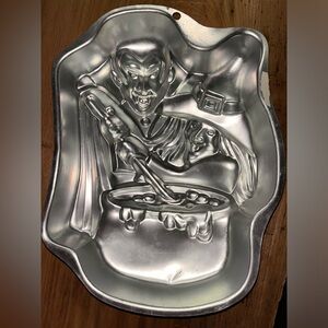 Vintage Dracula Vampire Witch Wilton Cake Pan Mold Halloween Monster Party 1999